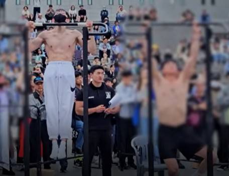 광화문 K-맨몸운동대회에 참가한 김동호(왼쪽) 씨 [서울아산병원 유튜브 갈무리]