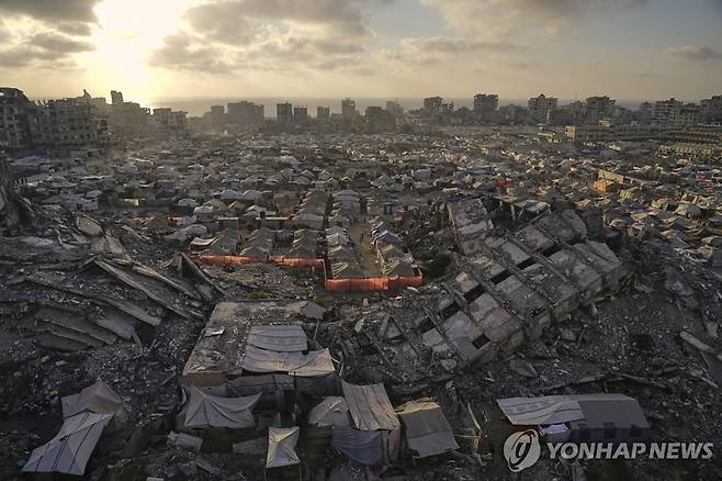 이스라엘과 팔레스타인 무장정파 하마스의 전쟁으로 초토화한 가자지구의 피란민촌 [AP 연합뉴스 자료사진. 재판매 및 DB 금지]