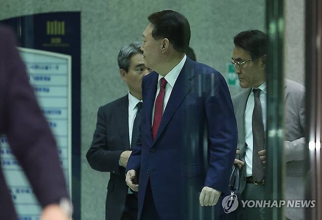 조사 후 고검 나서는 윤석열 전 대통령 (서울=연합뉴스) 김성민 기자 = 윤석열 전 대통령이 5일 내란 특검 2차 조사를 마치고 조은석 특별검사팀 사무실이 있는 서울 서초구 서울고검을 나서고 있다. 2025.7.6 ksm7976@yna.co.kr