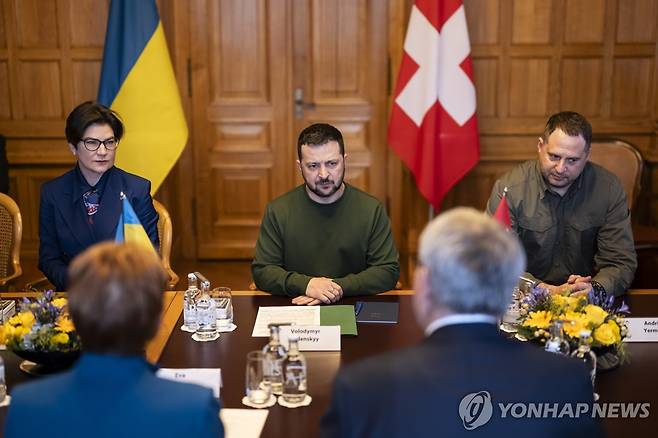 스위스를 방문한 볼로디미르 젤렌스키 우크라이나 대통령(가운데)과 안드리 예르마크 대통령 비서실장(오른쪽) [EPA 연합뉴스 자료사진. 재판매 및 DB 금지]