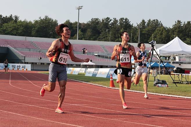 김정윤, 남자 대학부 200ｍ 우승 (서울=연합뉴스) 김정윤(왼쪽)이 7일 전북 익산종합운동장에서 열린 백제왕도 익산 2025 전국육상경기대회 남자 대학부 200ｍ 결선에서 우승한 뒤 기뻐하고 있다. [대한육상연맹 제공. 재판매 및 DB금지]