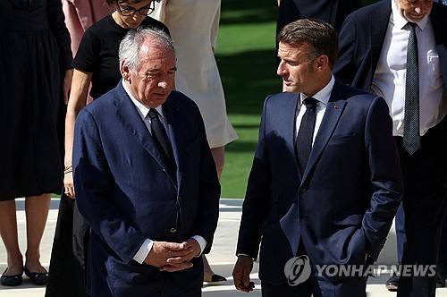 마크롱 대통령(우)과 프랑수아 바이루 총리 [로이터 연합뉴스 자료사진. 재판매 및 DB 금지]