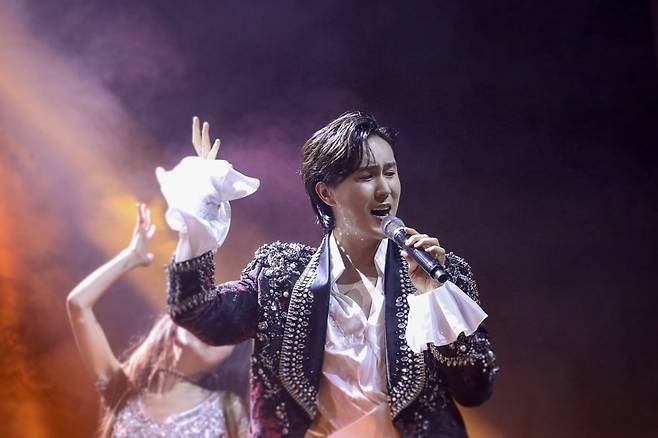 [사진 = 엔트로엔터테인먼트 제공]