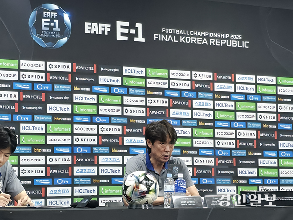 홍명보 한국 축구대표팀 감독이 중국과의 경기 후 기자회견에서 소감을 밝히고 있다. 2025.7.7 /이영선기자 zero@kyeongin.com