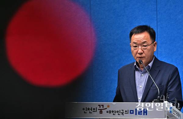 김성훈 인천환경공단 이사장이 8일 오후 인천시청 브리핑룸에서 계양구 차집관로 GIS(지리정보시스템) 구축용역 맨홀사고와 관련해 기자브리핑을 하고 있다. 2025.7.8 /조재현기자 jhc@kyeongin.com