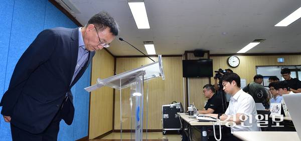 김성훈 인천환경공단 이사장이 8일 오후 인천시청 브리핑룸에서 계양구 차집관로 GIS(지리정보시스템) 구축용역 맨홀사고와 관련해 고개를 숙이고 있다. 2025.7.8 /조재현기자 jhc@kyeongin.com