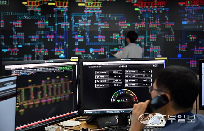 폭염이 이어지며 전력 수요가 급증하고 있는 8일 오후 수원시 영통구 한국전력공사 경기본부 전력관리처 계통운영센터에서 관계자들이 전력수급상황을 주시하고 있다. 김경민기자