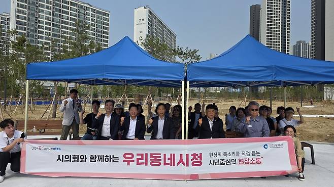 미추홀구 용현·학익 1블록 도시개발사업 2호 근린공원 공사 현장을 찾은 인천시의원들과 시 관계자들이 민원청취를 하고 있다.