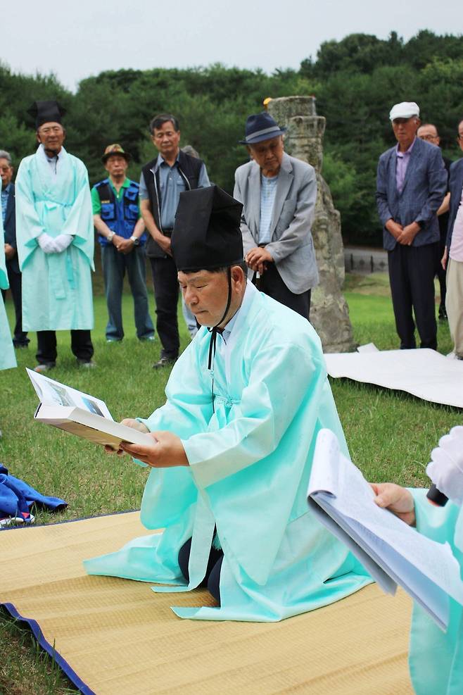 임동빈 풍천 임씨 소간공파 회장이 지난 5일 오전 11시 소간공 묘역에서 새로 편찬한 족보인 '을사보'를 헌보하는 모습. <사진=풍천 임씨 소간공파 종중 제공>