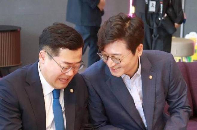 더불어민주당 장철민 국회의원(대전 동구)과 박찬대 당 대표 후보. [사진=장 의원 SNS 갈무리]