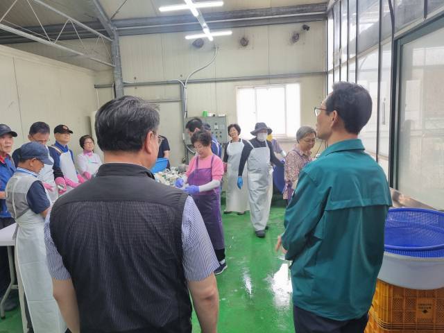 변근세 충주시 복지국장이 연일 계속되는 폭염에 노인일자리사업 현장을 찾아 어르신들의 건강 상태와 근무 환경을 직접 점검하고 있다. 사진=충주시 제공