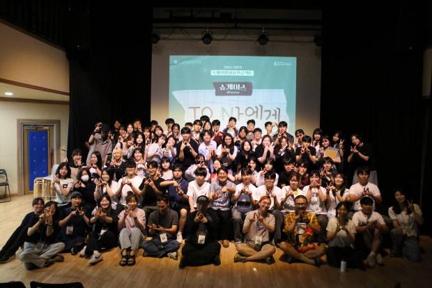 광주광역시교육청교육연수원이 운영한 ‘상반기 N개의 방과후 프로젝트’에 참여한 고등학생들이 지난 5일 광주청소년삶디자인센터에서 ‘통합 쇼케이스’를 마친 뒤 기념사진을 촬영하고 있다. 광주시교육청 제공