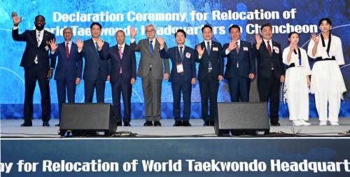 ◇2024년 10월 7일 춘천에서 열린 세계태권도연맹본부 춘천 건립 선포식에서 조정원 세계태권도연맹(WT) 총재와 육동한 시장, 양진방 대한태권도협회장, 허영 국회의원, 신경호 강원특별자치도교육감, 김진호 춘천시의장 등이 선포기념 세리모니를 펼치고 있다. 박승선기자