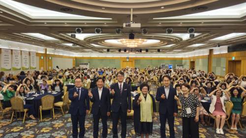 ◇‘2025 강원특별자치도 어린이집 원장 연찬회’가 7일 횡성웰리힐리파크에서 유종운 도어린이집연합회장, 김명기 횡성군수를 비롯해 도내 18개 시·군 어린이집 원장 350여명이 참석한 가운데 성황리에 개최됐다.