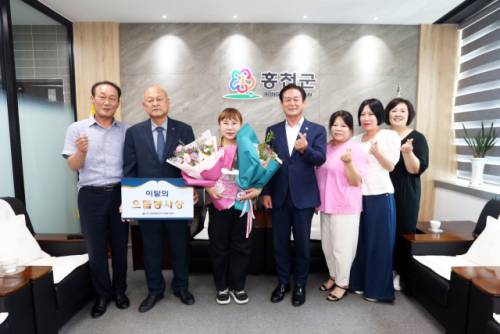 ◇(사)강원특별자치도자원봉사센터(이사장:박광구)는 8일 홍천군청에서 신영재 홍천군수, 송근직 도자원봉사센터, 한승환 홍천군자원봉사센터장을 비롯한 봉사센터 관계자들이 참석한 가운데 김미선 봉사자(사진 왼쪽에서 세번째)에 대한 이달(6월)의 으뜸봉사상 시상식을 열었다.