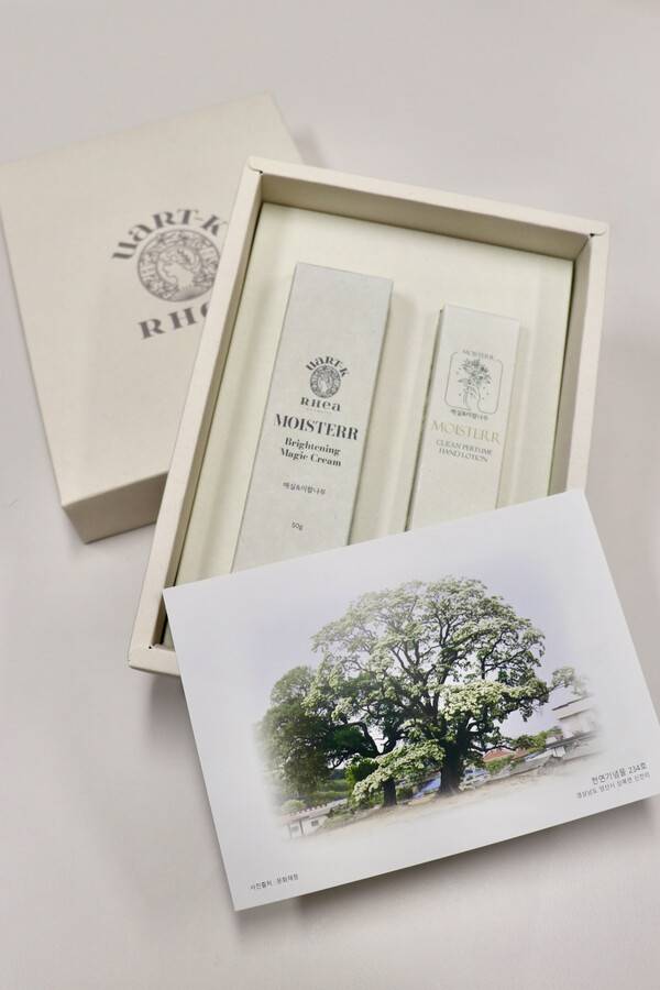 유아트코리아에서 양산고향사랑 답례품으로 선정된 레아 모이스테르 라인 패키지에는 천연기념물인 상북면 신전리 이팝나무를 넣은 제품안내서를 동봉해 '양산 사랑' 의미를 더했다. /이현희 기자