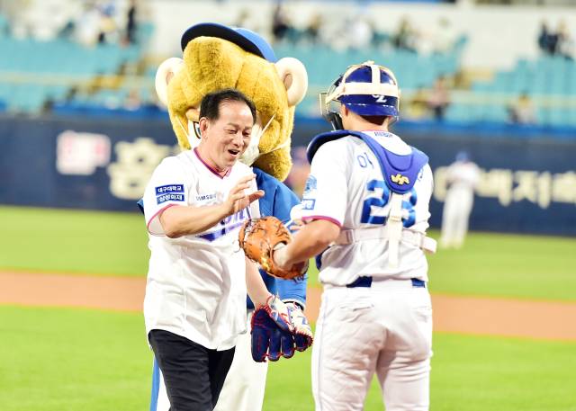 신현국 문경시장이 문경사과 홍보를 위해 프로야구가 열리는 대구 삼성라이온즈 홈구장을 찾아 시구를 하고 포수로 부터 공을 전달 받고 있다. 삼성라이온즈 제공