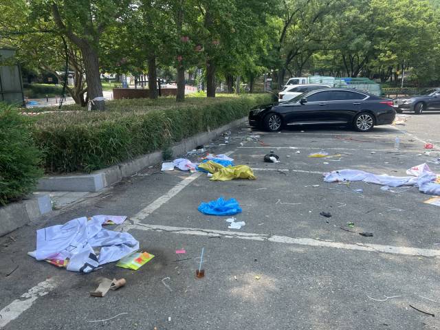 8일 오전 방문한 두류공원2공영주차장. 주차를 하려던 차들은 쓰레기와 악취를 피해 다른 곳으로 떠났다. 정두나 기자