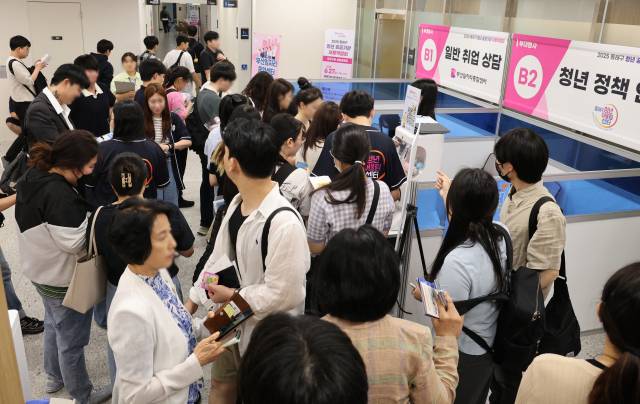 27일 오후 부산 동래구청 2층 동백홀에서 열린