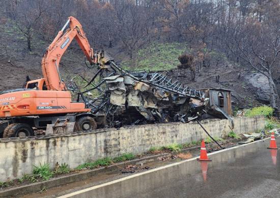 화재 피해를 입은 건물을 철거 하는 등 산불 피해 복구를 위한 움직임이 분주한 산청