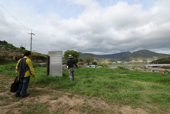 남해선원사지 부지에 대해 설명하는주민