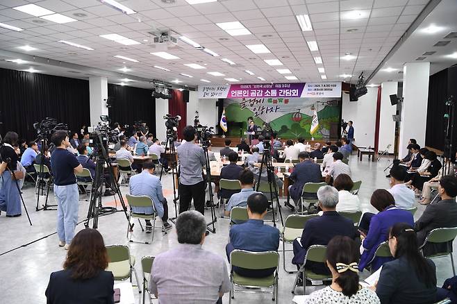 신현국 문경시장이 언론인 공감 소통 간담회에서 인사하는 모습. /문경시 제공