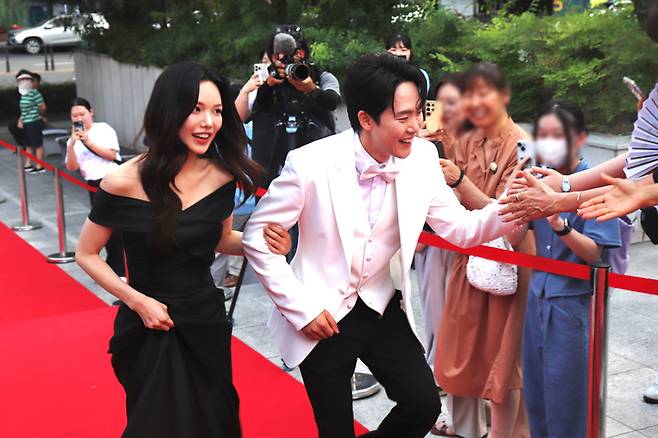 지난 7일 대구오페라하우스 앞 야외광장에서 열린 제19회 DIMF 어워즈 레드카펫 행사에서 뮤지컬 배우 최태이(왼쪽)와 임규형이 팬서비스를 하고 있다. 정수민기자 jsmean@yeongnam.com