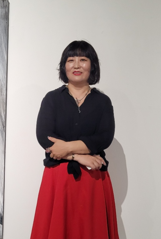 오는 30일까지 갤러리오모크에서 개인전을 가지는 엄소영 작가. 임훈기자 hoony@yeongnam.com