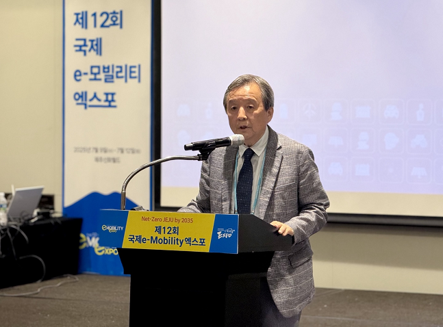 8일 제주신화월드에서 열린 '글로벌 e-모빌리티 네트워크 포럼'에서 김대환 세계e-모빌리티협의회 회장이 인사말을 하고 있다./사진=백유진 기자 byj@