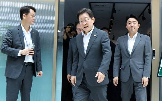 노타이 차림의 이재명 대통령과 권혁기 의전비서관(왼쪽), 강훈식 대통령 비서실장(오른쪽)이 오늘(8일) 용산 대통령실 구내 매점에서 기자들과 티타임을 마친 뒤 나오고 있다. (출처 : 뉴시스)