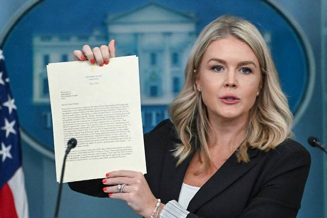 캐롤라인 레빗 백악관 대변인이 7일(현지시간) 워싱턴 D.C. 백악관 브래디 브리핑 룸에서 열린 일일 브리핑 중 도널드 트럼프 미국 대통령이 이재명 대통령에게 보낸 서한을 들고 발언하고 있다. (사진=AFP)
