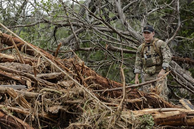 7일(현지시간) 미 텍사스 중부 지역에 발생한 홍수 현장에서 구조 대원이 생존자를 수색하고 있다. (사진=AFP)