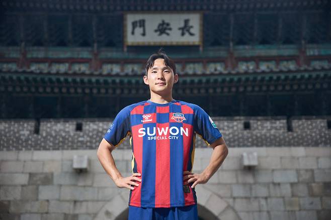 수원FC에 힙류한 이시영이 수원 장안문 앞에서 기념촬영을 하고 있다. 사진=수원FC