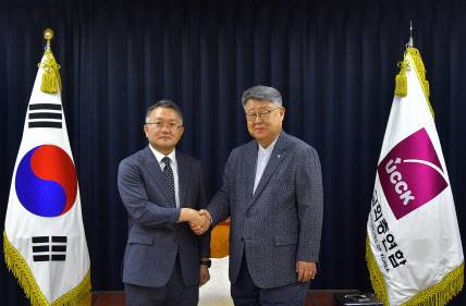 김종혁 한교총 대표회장(오른쪽)과 김도형 문체부 종무실장이 7일 환담을 나눴다(사진=한교총).