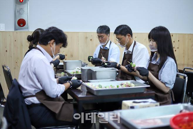 법무법인 대륙아주 봉사동호회 다온의 배식 봉사 모습. (사진=법무법인 대륙아주)