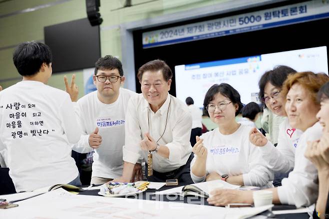 박승원 광명시장이 지난해 500인 원탁토론회에 참석한 시민들과 기념사진을 찍고 있다.(사진=광명시)