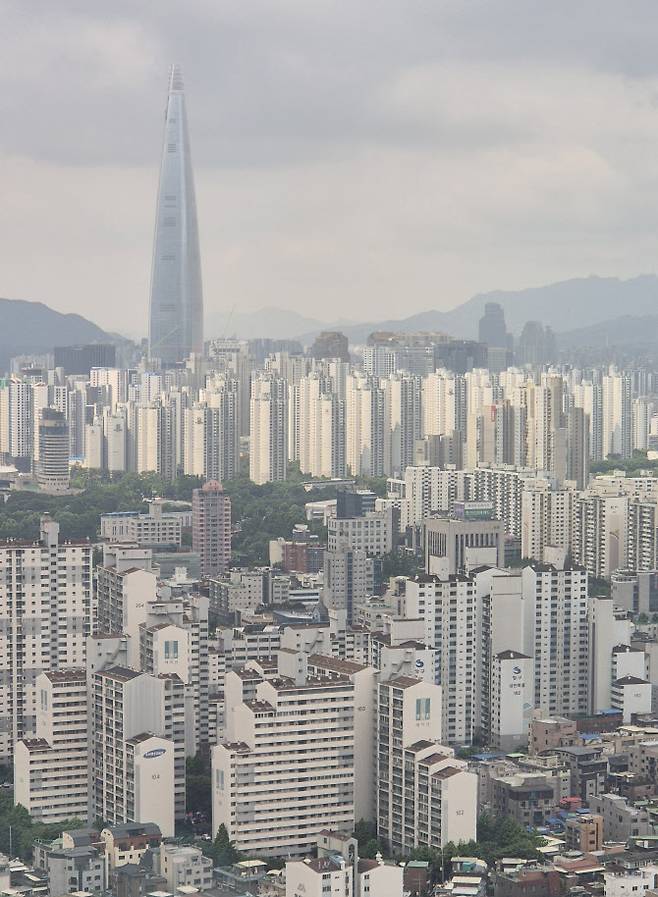 6일 서울 강동구 강동역 인근에서 바라본 서울 시내 아파트의 모습.(사진=노진환 기자)