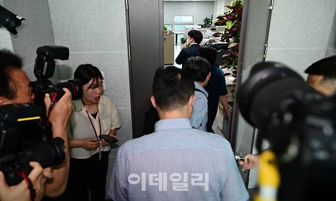 윤석열 전 대통령 배우자 김건희 여사와 관련한 의혹을 수사하는 민중기 특별검사팀이 8일 ‘공천개입 의혹’과 관련 윤상현 국민의힘 의원에 대한 압수수색에 들어갔다. 이날 특검 관계자들이 서울 여의도 국회 윤 의원 사무실로 들어가고 있다. (사진=이데일리 노진환 기자)
