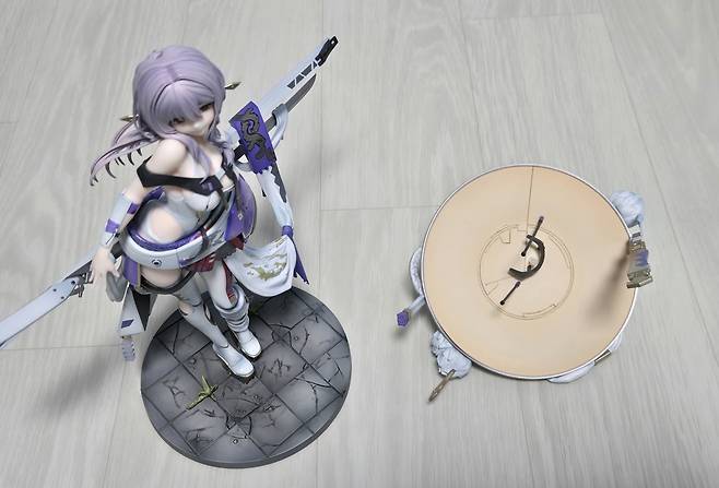 - 갓 내부 디테일도 놓치지 않았다 "갓을 씌우려면 머리의 고정 핀을 제거해야 한다"