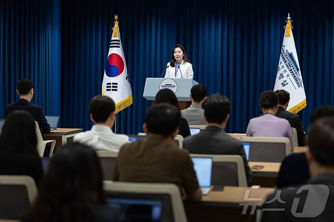 강유정 대통령실 대변인이 7일 서울 용산 대통령실 청사에서 청년담당관 신설 및 채용 관련 브리핑을 하고 있다. 2025.7.7/뉴스1 ⓒ News1 이재명 기자