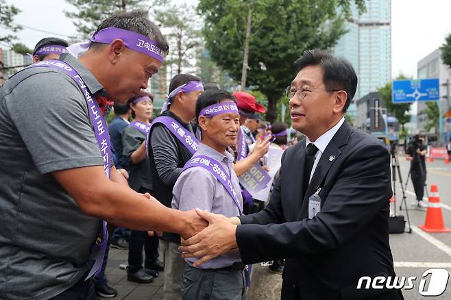 전진선 양평군수가 2023년 7월 10일 오전 경기도 양평군청 앞에서 열린 '서울-양평 고속도로 재개 범군민 대책위원회 출정식'에 참석해 군민들과 인사를 하고 있다.2023.7.10/뉴스1 ⓒ News1 이승배 기자