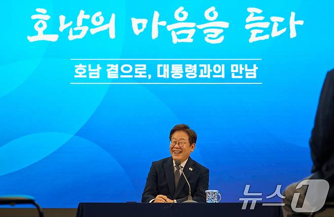 이재명 대통령이 25일 광주 국립 아시아문화전당에서 광주시민·전남도민 타운홀미팅을 하고 있다. (대통령실 제공. 재판매 및 DB 금지) 2025.6.25/뉴스1