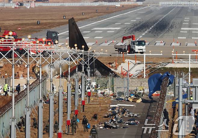 지난해 12월 29일 전남 무안국제공항에서 발생한 제주항공 여객기 참사 현장에 사고 여객기와 충돌로 부서진 방위각 시설(로컬라이저)의 모습<자료사진>. 2024.12.31/뉴스1 ⓒ News1 김민지 기자