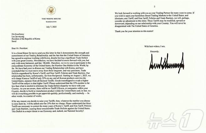 도널드 트럼프 미국 대통령이 7일(현지시간) 소셜미디어 트루스소셜에 한국에 대한 상호관세 부과를 알리는 서한을 공개했다. 트럼프는 이재명 대통령에게 보내는 서한에서 "불행히도 우리 관계는 상호적이지 않았다"면서 "2025년 8월 1일부터, 우리는 한국에서 미국으로 수출되는 모든 제품에 대해 품목별 관세와 별도로 25%의 관세를 부과할 것"이라고 밝혔다. 2025.07.07 ⓒ News1 류정민 특파원