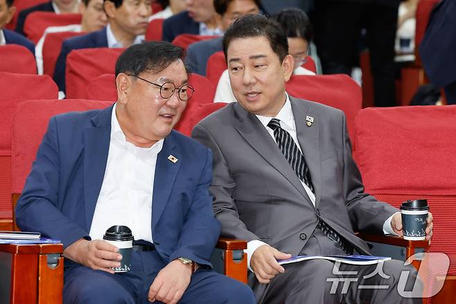 김병기 더불어민주당 대표 직무대행 겸 원내대표(오른쪽)와 김태년 의원이 8일 서울 여의도 국회의원회관에서 '코스피 5000시대 실현을 위해 민주당이 할 일'을 주제로 열린 경제는 민주당 연구모임에서 대화하고 있다. 2025.7.8/뉴스1 ⓒ News1 안은나 기자