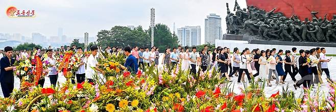 (평양 노동신문=뉴스1) = 북한 노동당 기관지 노동신문은 8일 김일성 주석 31주기를 맞아 평양 만수대언덕을 찾은 인민의 모습을 전하며 "위대한 수령 김일성동지는 끝없이 번영하는 사회주의조국과 더불어 영생하신다"라고 보도했다. [국내에서만 사용가능. 재배포 금지. DB 금지. For Use Only in the Republic of Korea. Redistribution Prohibited] rodongphoto@news1.kr