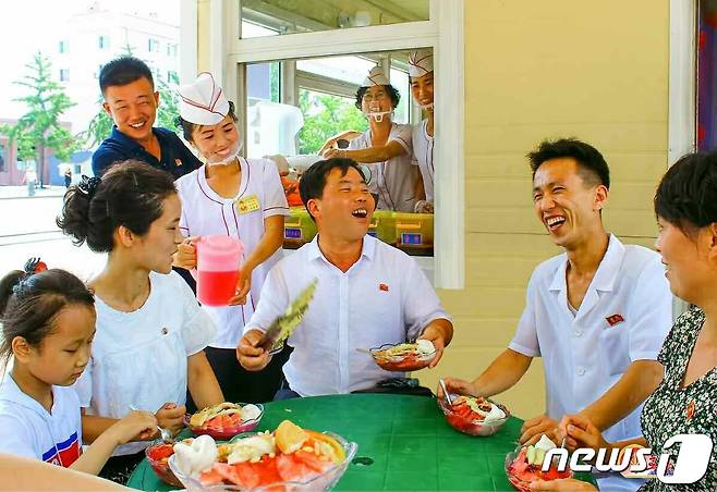 (평양 노동신문=뉴스1) = 북한의 빙수 매대. [국내에서만 사용가능. 재배포 금지. DB 금지. For Use Only in the Republic of Korea. Redistribution Prohibited] rodongphoto@news1.kr