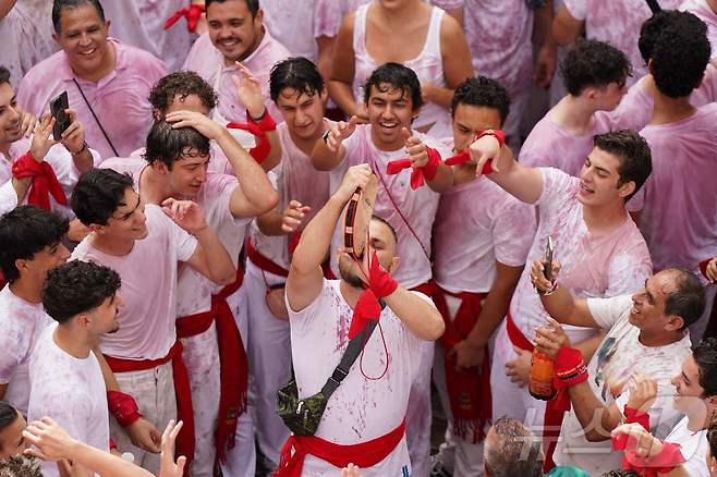 6일(현지시간) 스페인 팜프로나에서 열린 산 페르민 축제에서 참가자들이 축제시작을 알리며 와인을 마시고 있다. ⓒ AFP=뉴스1