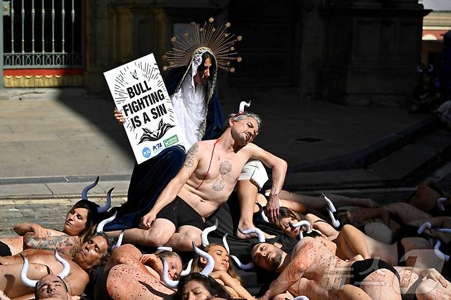 5일(현지시간) 스페인 팜프로나에서 열릴 산 페르민 축제를 앞두고 옷을 벗은 동물보호단체 활동가들이 몸에 피를 묻힌채 '엔시에로'와 투우 경기를 반대하는 시위를 하고 있다.ⓒ AFP=뉴스1