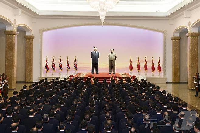 (평양 노동신문=뉴스1) = 북한 김일성·김정일 부자의 동상과 시신이 안치된 금수산태양궁전의 내부 모습. 김정은 총비서는 8일 김일성 주석의 사망 31주기를 맞아 이곳을 참배했다. [국내에서만 사용가능. 재배포 금지. DB 금지. For Use Only in the Republic of Korea. Redistribution Prohibited] rodongphoto@news1.kr